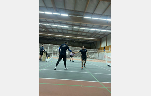 LE 25/01/24, les 2 équipes de EBC jouaient.
Équipe homme qui affrontait BCL - Badminton Club Lavallois défaite 7-1 à domicile.
Équipe mixte qui affrontait US Saint Berthevin Badminton - Les fous du volant - 53 reste sur un match nul 4-4.
L'équipe mixte reste en tête dans le championnat à 3 journées de la fin de la compétition.