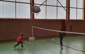 Avec le service jeunesse d'Entrammes,  scéance découverte et ateliers de Badminton ce Lundi 31 octobre 2022
De futurs champions en Formation !